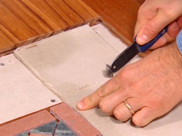 apply latex based mortar to bottom of template apply latex based mortar to bottom of template