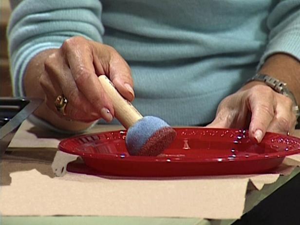 use circular sponging tool to apply paint to wall use circular sponging tool to apply paint to wall