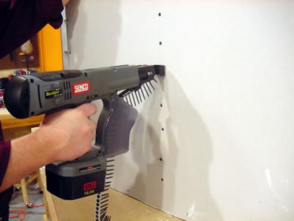 screwgun uses strip of screws to save time screwgun uses strip of screws to save time