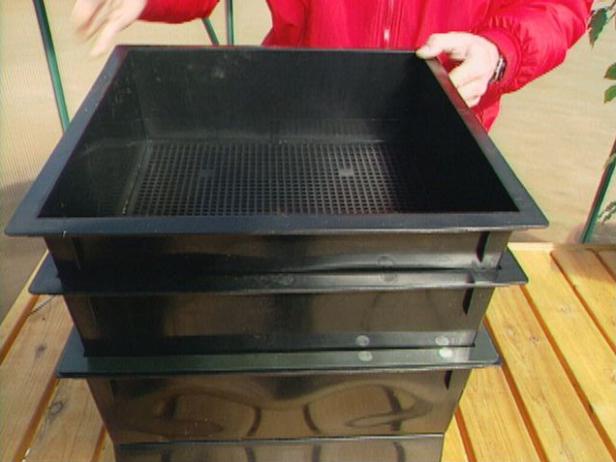 worm trays stack one on top of the other worm trays stack one on top of the other