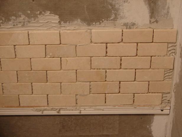 When doing a vertical installation,use a starter board to ensure that the panels go in straight and level.