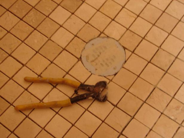 Angle Tiles With a Nipper Angle Tiles With a Nipper