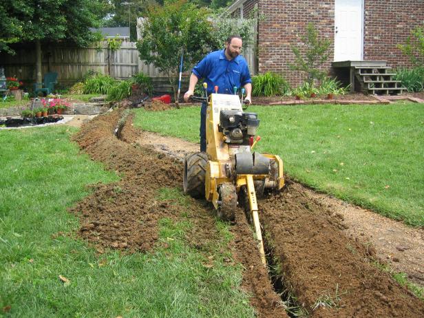 DETP407_digging-trench DETP407_digging-trench