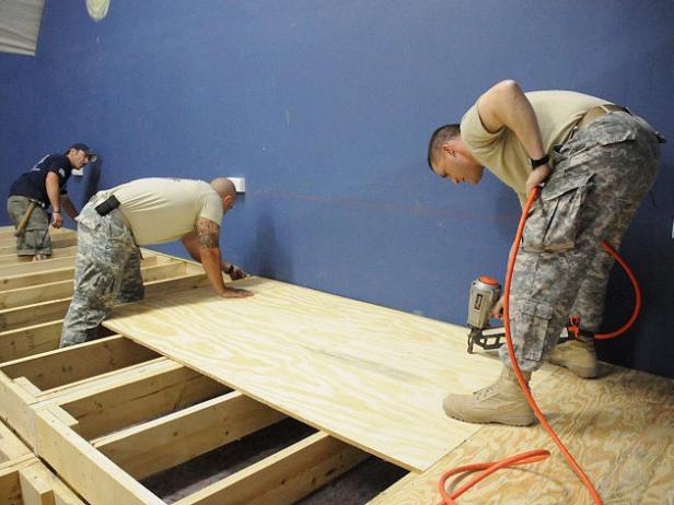 dmcv-USO-SoldiersWorking dmcv-USO-SoldiersWorking