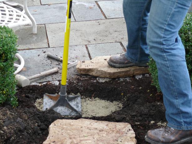 Because each stone has a different thickness, adjust the amount of gravel for the correct depth and level using a tamping tool.