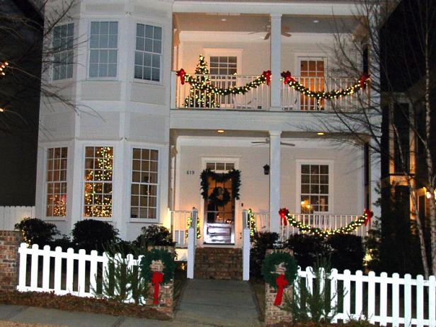 RMS_christmas-decorated-home-with-fence_s4x3 RMS_christmas-decorated-home-with-fence_s4x3