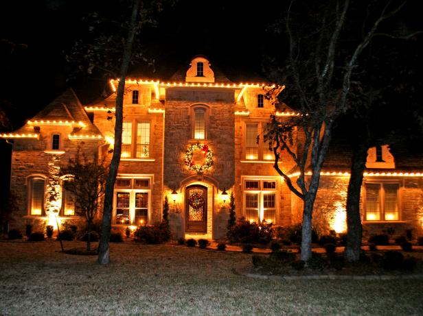 RMS_gold-lit-christmas-decorated-home-exterior_s4x3 RMS_gold-lit-christmas-decorated-home-exterior_s4x3