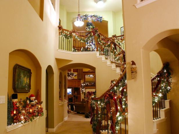 RMS_hawkindot-christmas-entryway_s4x3 RMS_hawkindot-christmas-entryway_s4x3