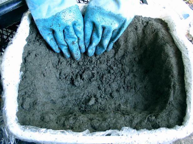 hgPG-2112040-hypertufa_6_press_mix_firmly hgPG-2112040-hypertufa_6_press_mix_firmly