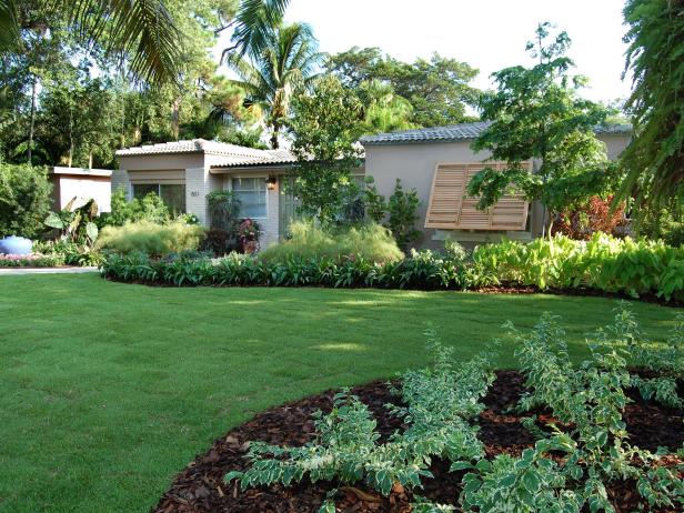 Big And Bold Front Yard Landscaping Design After Makeover Post Makeover Landscaping With Bold Features