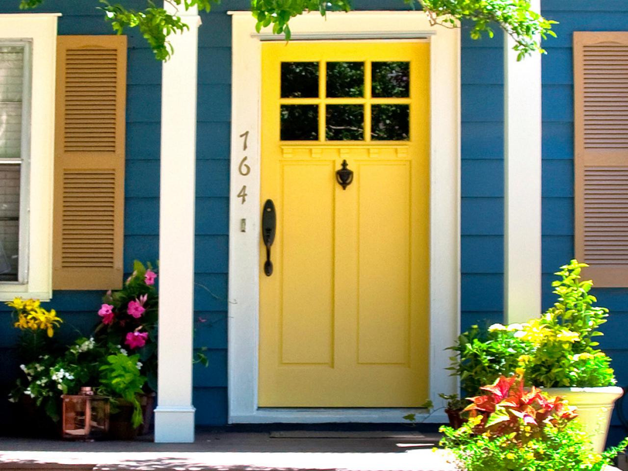 Yellow Front Door | instant curb appeal for under 100 diy landscaping Yellow Front Door | instant curb appeal for under 100 diy landscaping