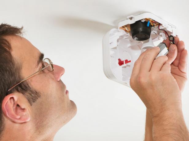 iStock-10990519_Changing-Battery-Smoke-Detector_s4x3 iStock-10990519_Changing-Battery-Smoke-Detector_s4x3