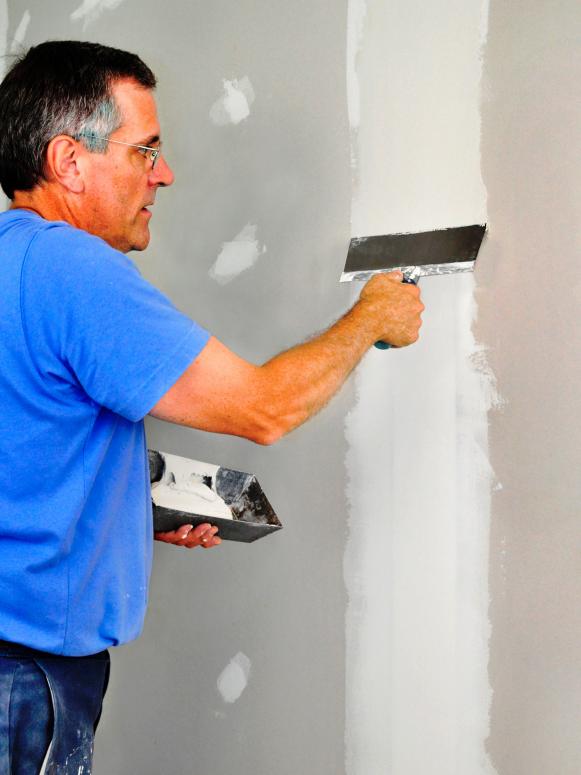 iStock-15090629_Man-Drywalling_s3x4 iStock-15090629_Man-Drywalling_s3x4