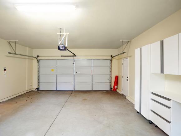 iStock-11999894_Garage-Interior_s4x3 iStock-11999894_Garage-Interior_s4x3