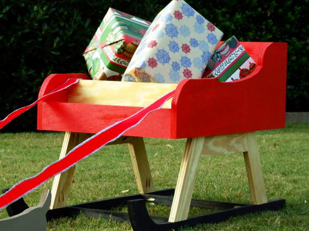 How to Build an Outdoor Santa Sleigh with Reindeer | how-tos | DIY