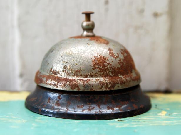 CI-Holly-Lessey_old-bell_s4x3 CI-Holly-Lessey_old-bell_s4x3