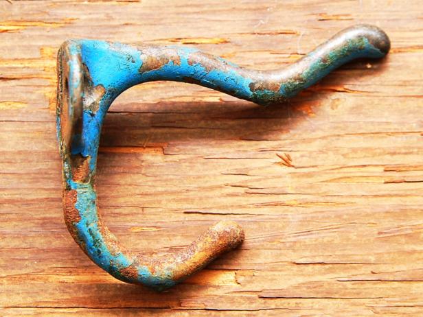 CI-Holly-Lessey_old-metal-hook_s4x3 CI-Holly-Lessey_old-metal-hook_s4x3