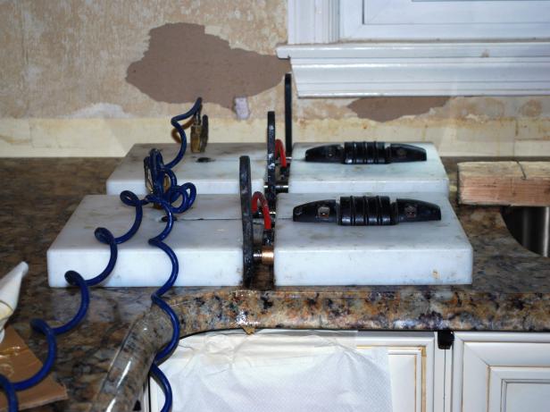 With a seam setter, tighten the tightening screws until you feel resistance. Attach and turn on the auto pump — the tension created will ensure that the edges of the seams remain flush as the epoxy dries.