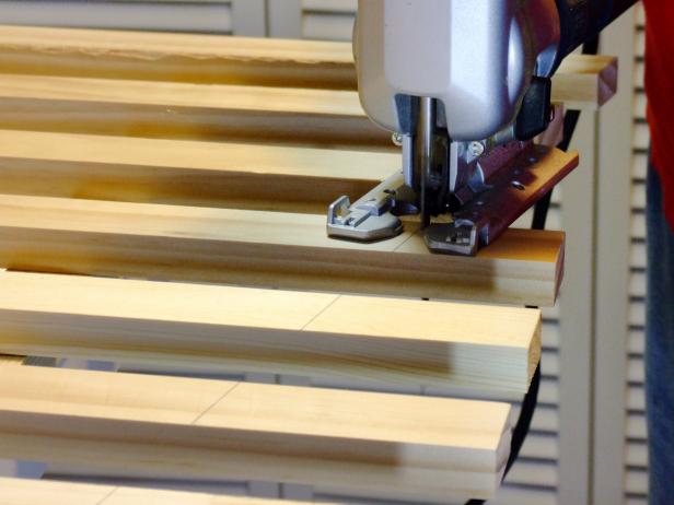 Cut the pickets at an angle using a jigsaw.