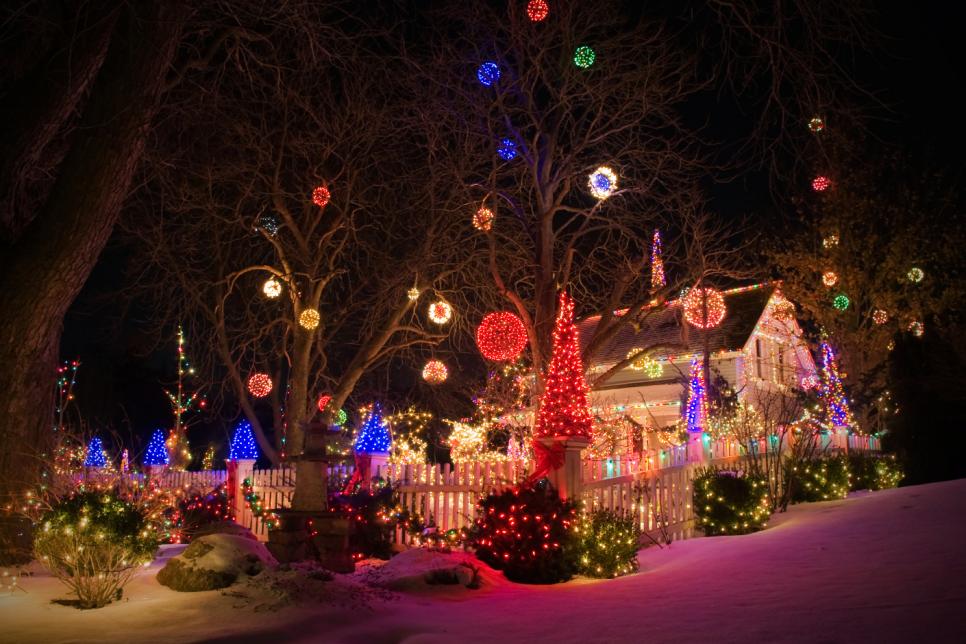 15 Colorful and Outrageously-Themed Outdoor Christmas Lights | DIY