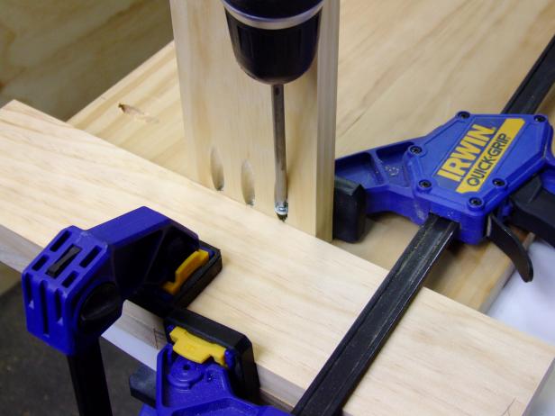 Drill a pocket hole centered on one face of each of the feet parts.