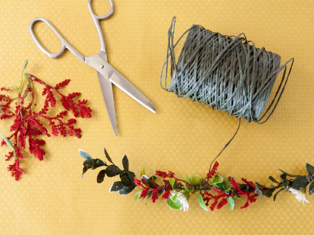 CI-Buff-Strickland_Christmas-Gift-Wrap-garland-rope-flower_s4x3 CI-Buff-Strickland_Christmas-Gift-Wrap-garland-rope-flower_s4x3