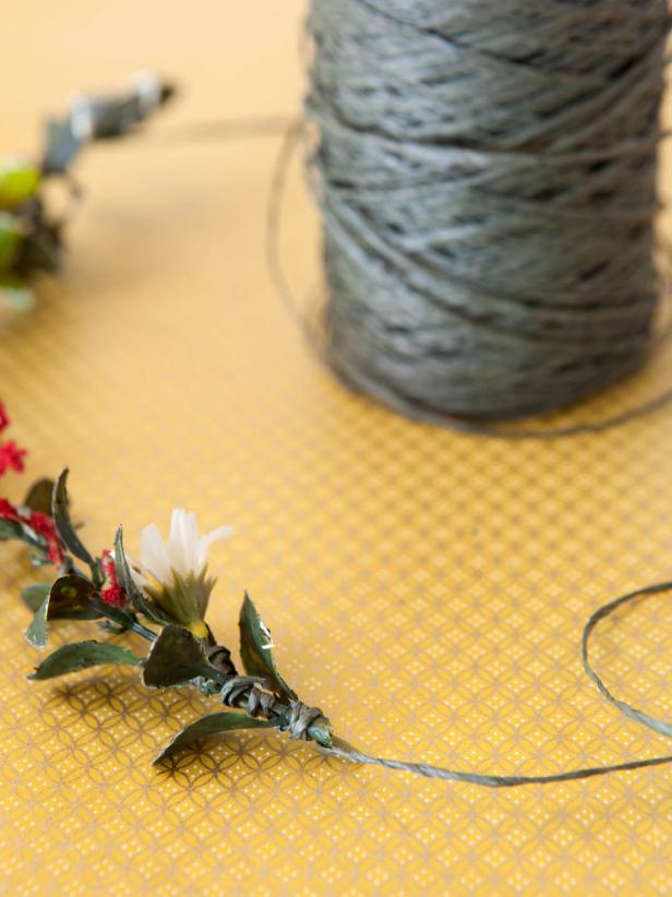 CI-Buff-Strickland_Christmas-Gift-Wrap-garland-tying-rope-flower_s4x3 CI-Buff-Strickland_Christmas-Gift-Wrap-garland-tying-rope-flower_s4x3