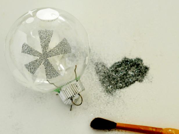 CI-Curbly_Christmas-ornament-Glitter-brush-off-glitter6_s4x3 CI-Curbly_Christmas-ornament-Glitter-brush-off-glitter6_s4x3