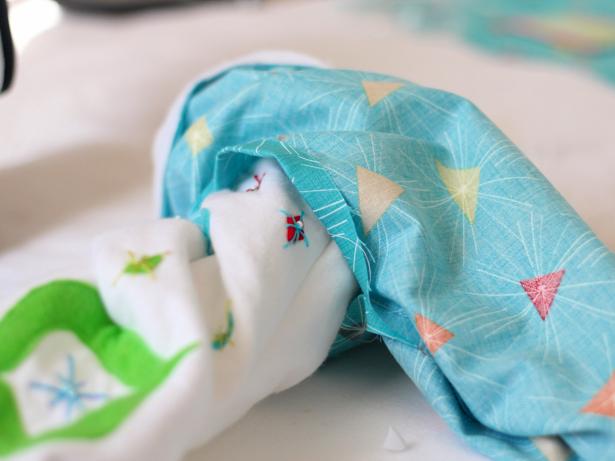 CI-Curbly_Midcentury-modern-Christmas-stocking-turn-thru-opening7_s4x3 CI-Curbly_Midcentury-modern-Christmas-stocking-turn-thru-opening7_s4x3