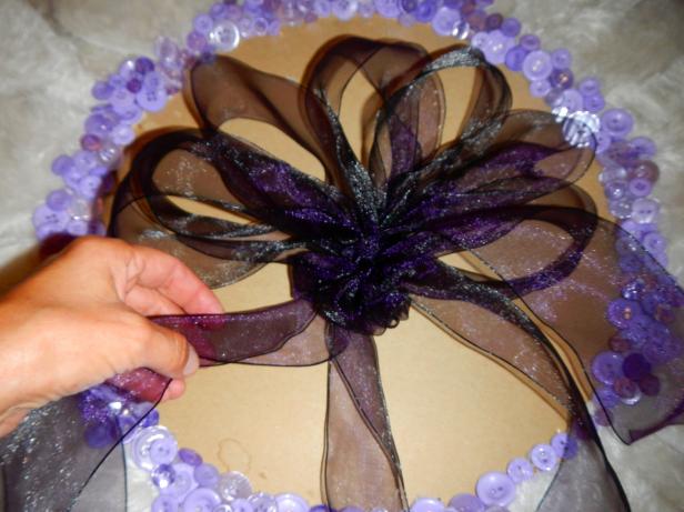 Original-Shag-Wreath_making-the-bow_s4x3 Original-Shag-Wreath_making-the-bow_s4x3