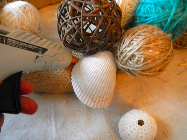 Original_Yarn-ball-wreath_glueing-shells_s4x3 Original_Yarn-ball-wreath_glueing-shells_s4x3