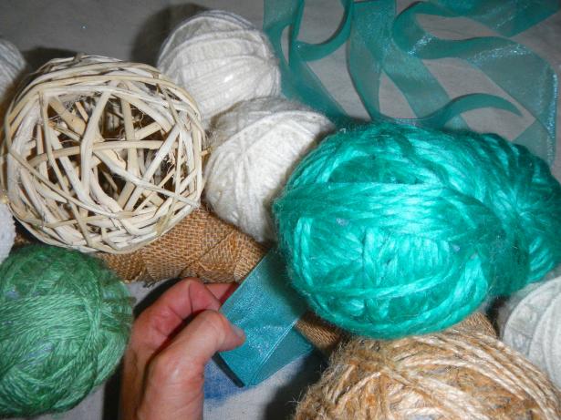 Original_Yarn-ball-wreath_tieing-hanging-ribbon_s4x3 Original_Yarn-ball-wreath_tieing-hanging-ribbon_s4x3