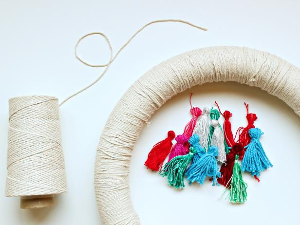 Original-Tassel-Wreath_string-wreath-form1_s4x3 Original-Tassel-Wreath_string-wreath-form1_s4x3