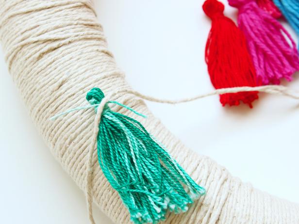Original-Tassel-Wreath_tieing-tassel-to-string2_s4x3 Original-Tassel-Wreath_tieing-tassel-to-string2_s4x3