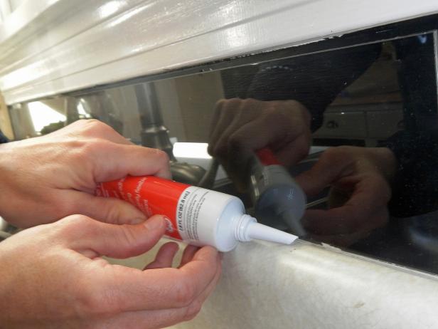 Original-Plexiglas-Backsplash_caulking-Plexiglas-step8_s4x3 Original-Plexiglas-Backsplash_caulking-Plexiglas-step8_s4x3