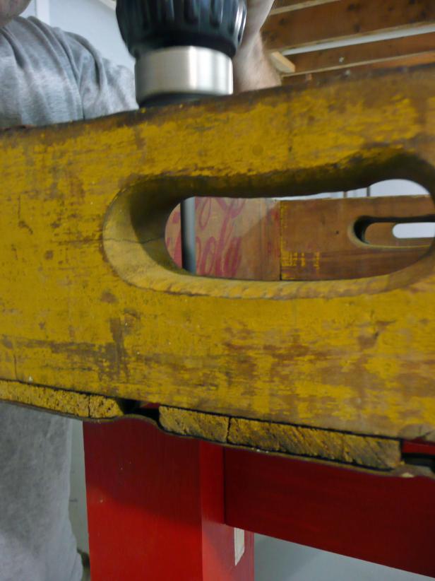 Original-Soda-Crate-Table_Screwing-Crate-2-Table_s3x4 Original-Soda-Crate-Table_Screwing-Crate-2-Table_s3x4