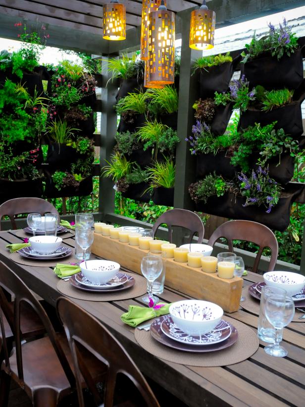 horjd304_outdoor-room-dining-plant-wall_s3x4 horjd304_outdoor-room-dining-plant-wall_s3x4