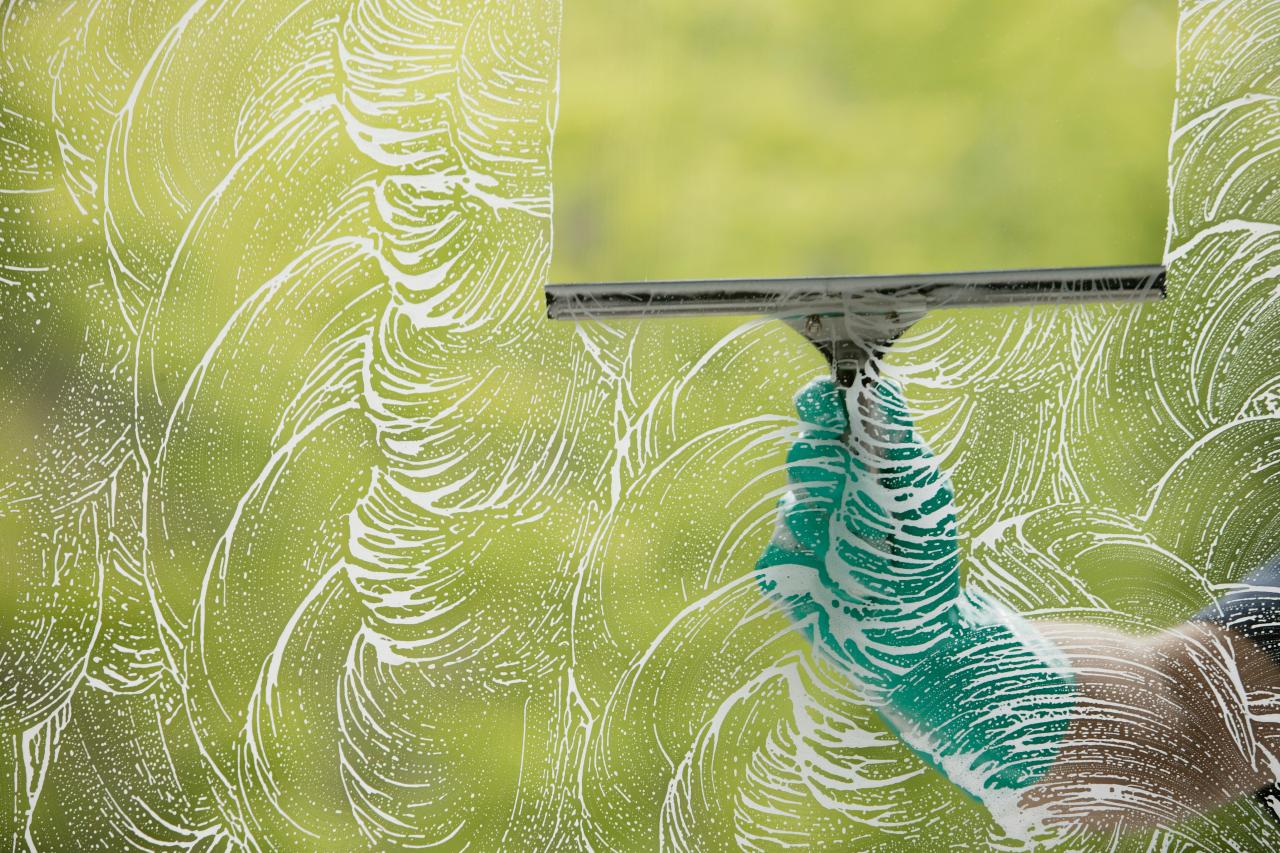 How to Clean Windows Like a Pro DIY