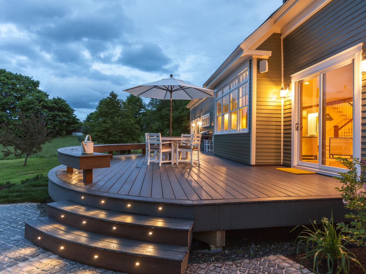 Building+A+Curved+Deck Deck Features  Outdoor Design - Landscaping 