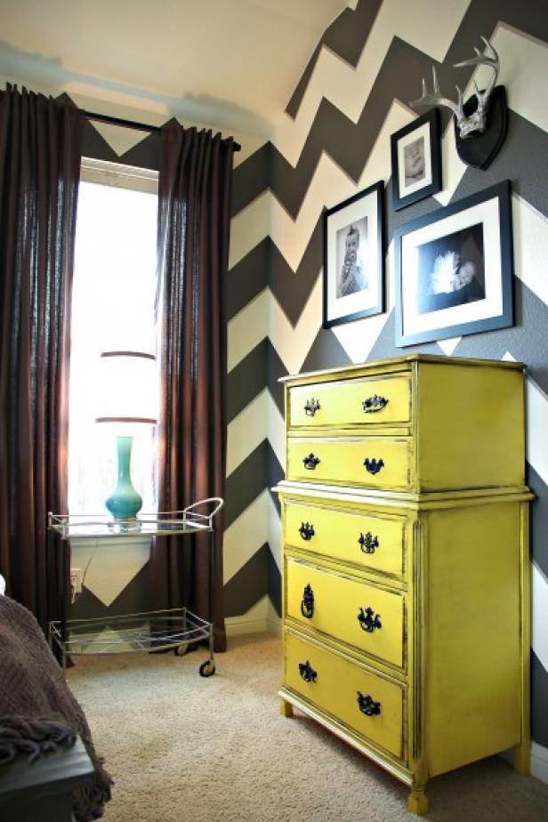CI-LivingWithLindsay_black-and-white-chevron-walls_s3x4 CI-LivingWithLindsay_black-and-white-chevron-walls_s3x4