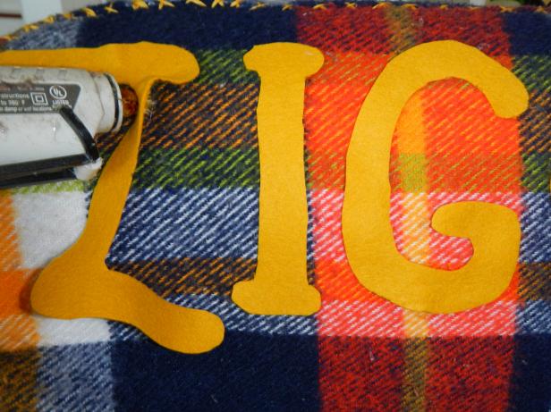 Original-Chair-Pet-Bed_Glueing-Letters_s4x3 Original-Chair-Pet-Bed_Glueing-Letters_s4x3