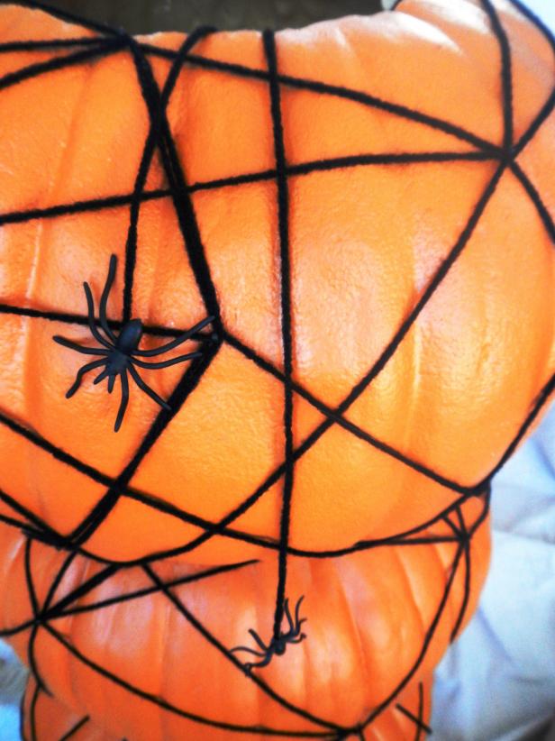Original-Spider-Halloween-Topiary_hanging-spiders_s3x4 Original-Spider-Halloween-Topiary_hanging-spiders_s3x4