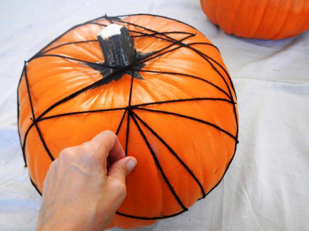 Original-Spider-Halloween-Topiary_wrappping-in-yarn_s4x3 Original-Spider-Halloween-Topiary_wrappping-in-yarn_s4x3