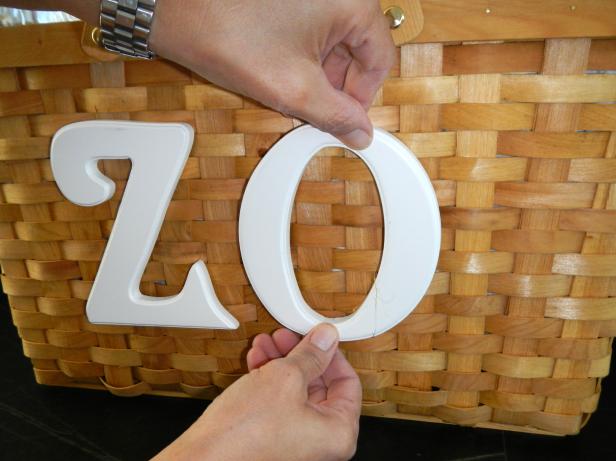 Original-Dog-Basket_glueing-letters_s4x3 Original-Dog-Basket_glueing-letters_s4x3