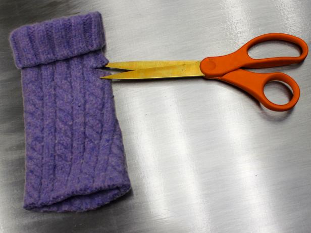 CI-Tiffany-Threadgould_fingerless-gloves-cutting-thumbhole3_s4x3 CI-Tiffany-Threadgould_fingerless-gloves-cutting-thumbhole3_s4x3