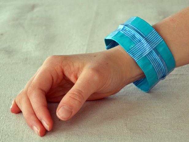 Original-duct-tape-bracelets-blue-final_s4x3 Original-duct-tape-bracelets-blue-final_s4x3
