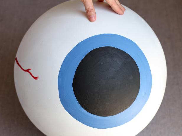 CI-Brittni-Melhoff_Halloween-bloodshot-eyeball-paint-veins_h CI-Brittni-Melhoff_Halloween-bloodshot-eyeball-paint-veins_h
