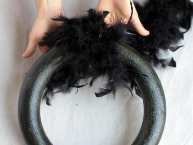 CI-Brittni_melhoff_halloween-black-feather-wreath-wrap-boa-on-form-step9_h CI-Brittni_melhoff_halloween-black-feather-wreath-wrap-boa-on-form-step9_h