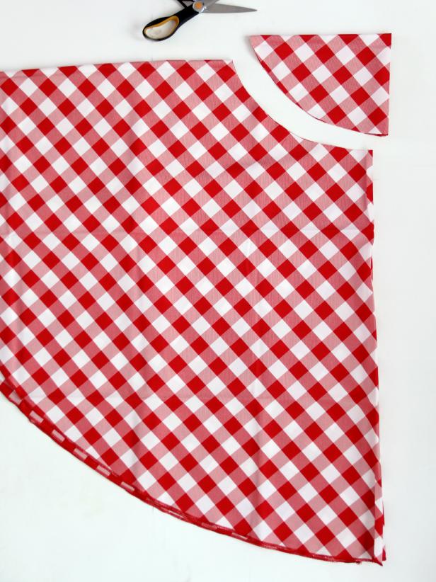 How to Make a Christmas Tree Skirt From a Tablecloth DIY