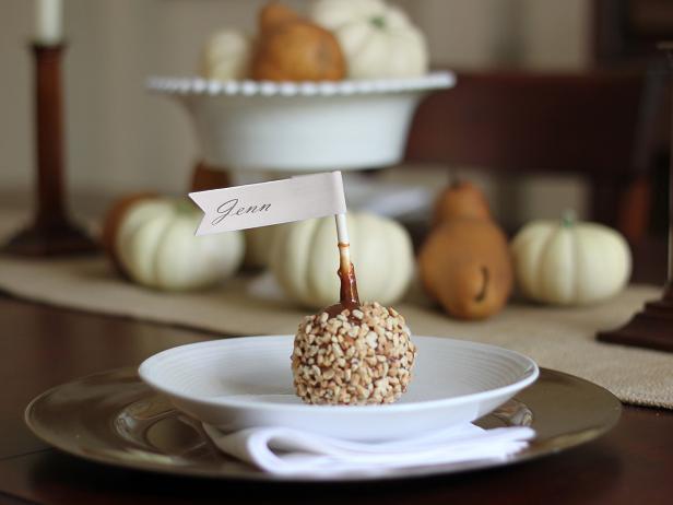 9 best DIY Thanksgiving place cards to try for your holiday feast. Click to see a variety of fun place cards to make with the kids! #Thanksgiving #placecards #tablesetting #tablescape #etiquette #manners